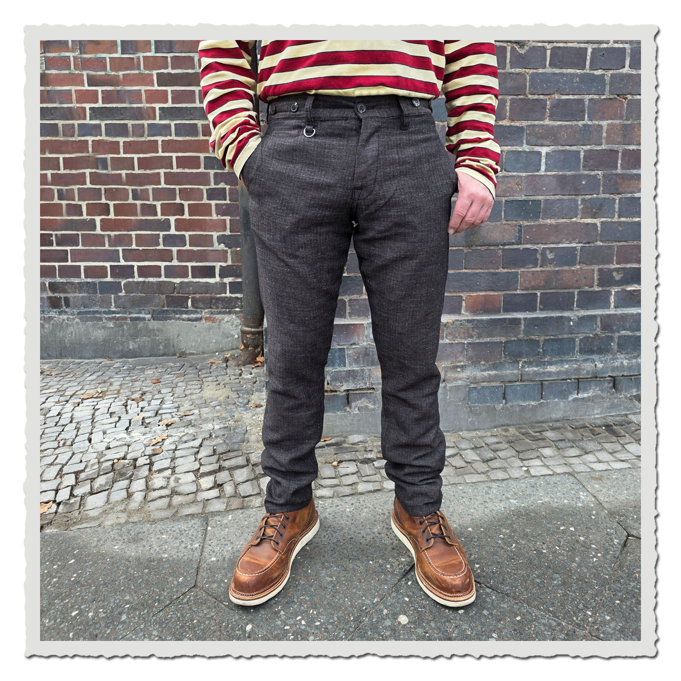 Pike Brothers 1947 Harvester Trousers Owen Brown im Alltag, Frontansicht mit braunen Workboots vor Backsteinwand